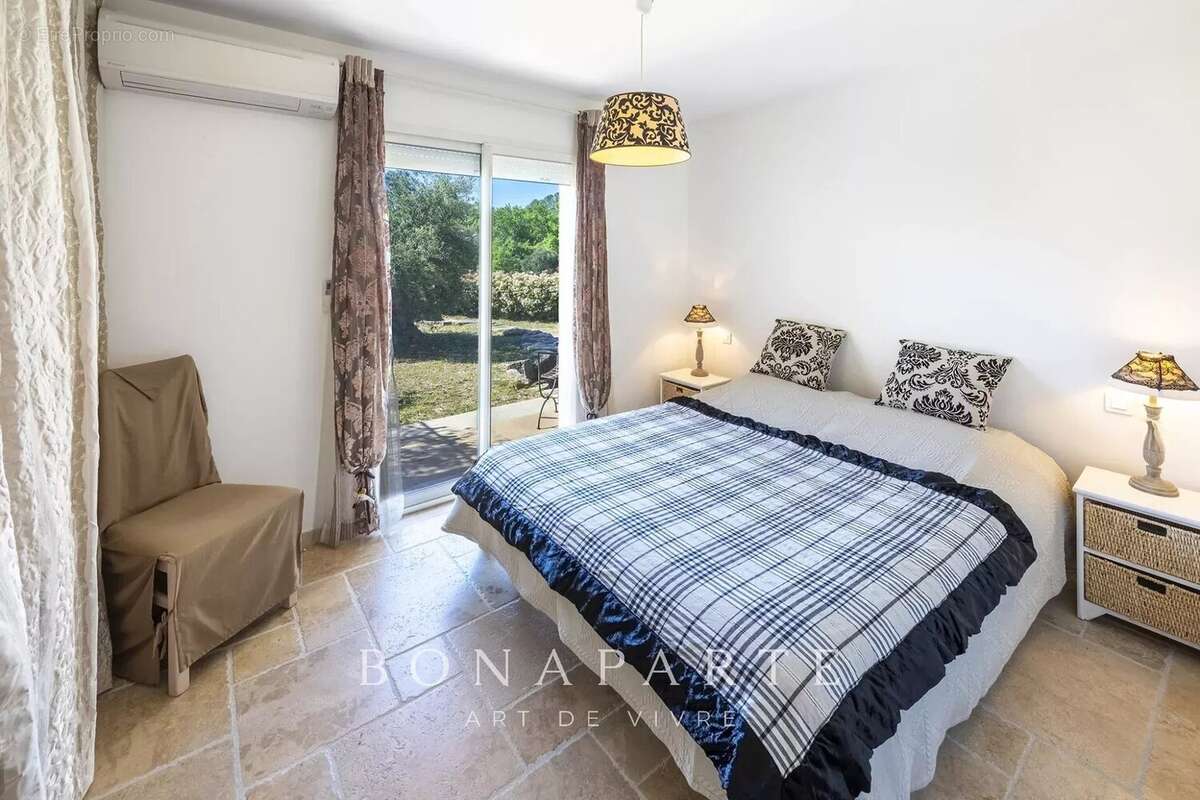 Lorgues - villa de maçon, traditionnelle, de 230m² habitables, sur un terrain de 4297m² + piscine - photo 10