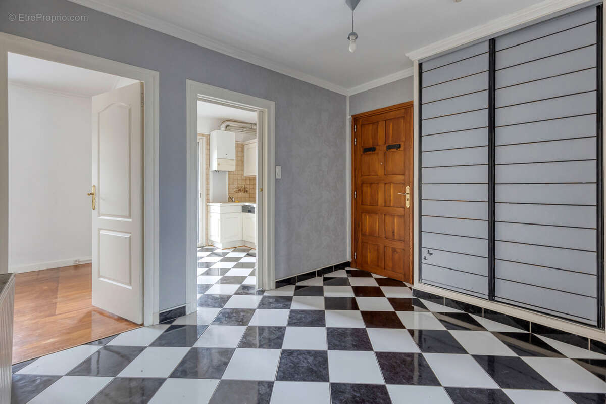 Rue des Alliés - Lumineux T3 de 61.03m2 traversant avec balcon - vue sur la Bastille - photo 6