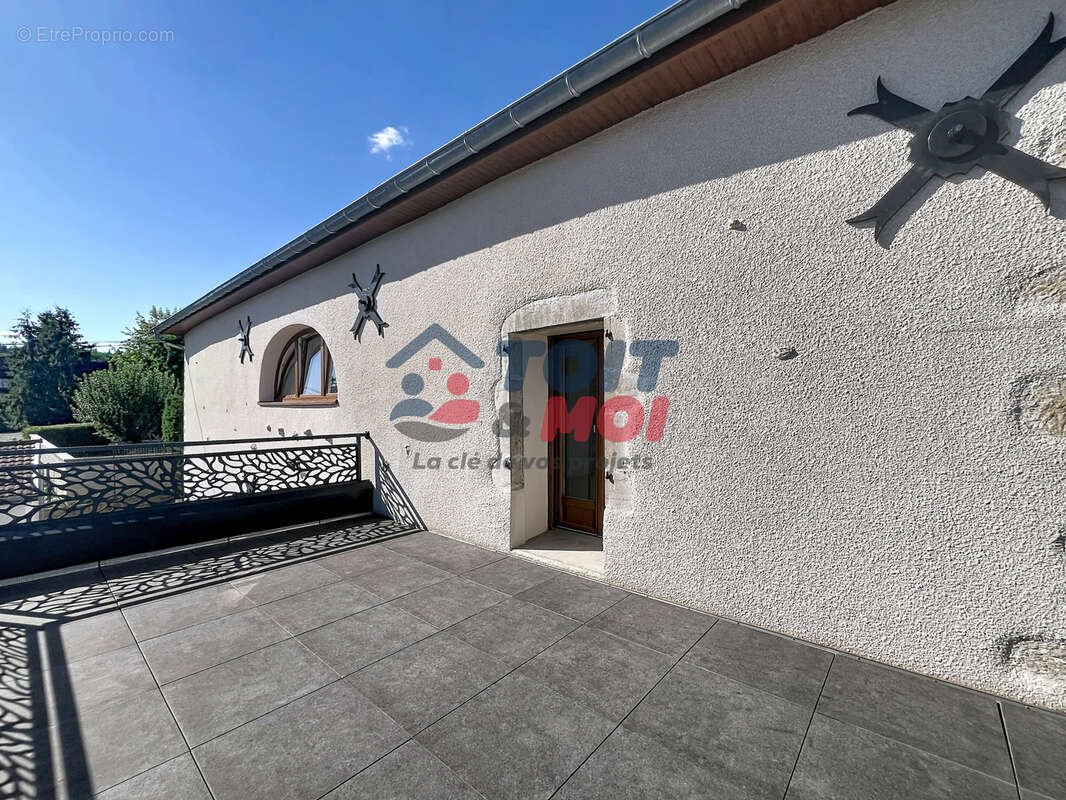 Grande maison familiale, studio indépendant et combles aménageables. - photo 9