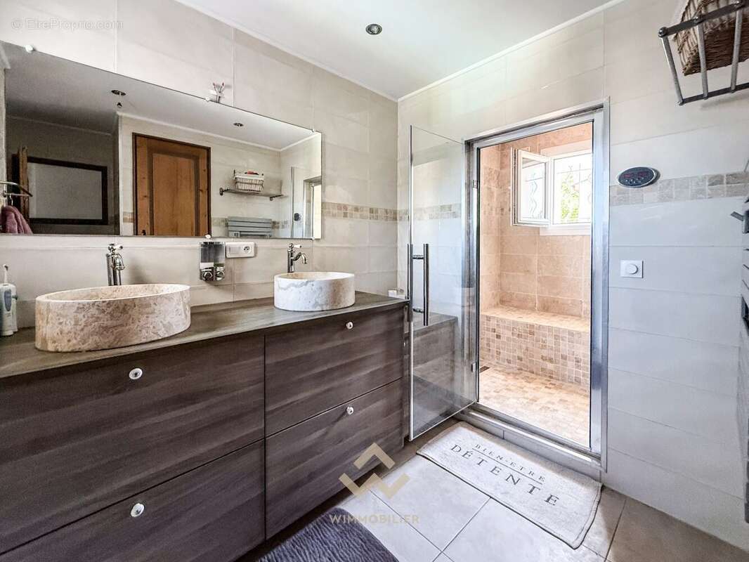Salle d'eau - Maison T5 - La Valette 83160