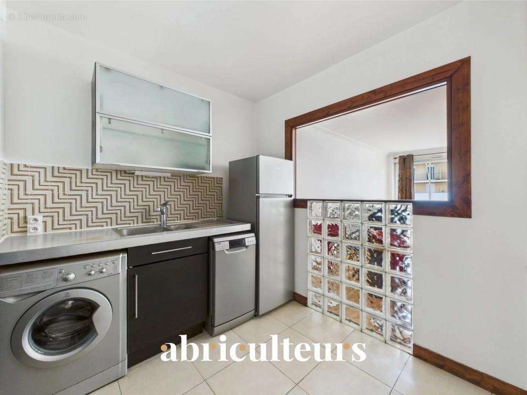 Appartement - 86 m² - Séjour lumineux avec accès balcon en vente à Courbevoie (92400) - photo 5