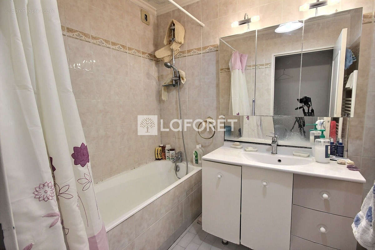 Appartement à COURBEVOIE