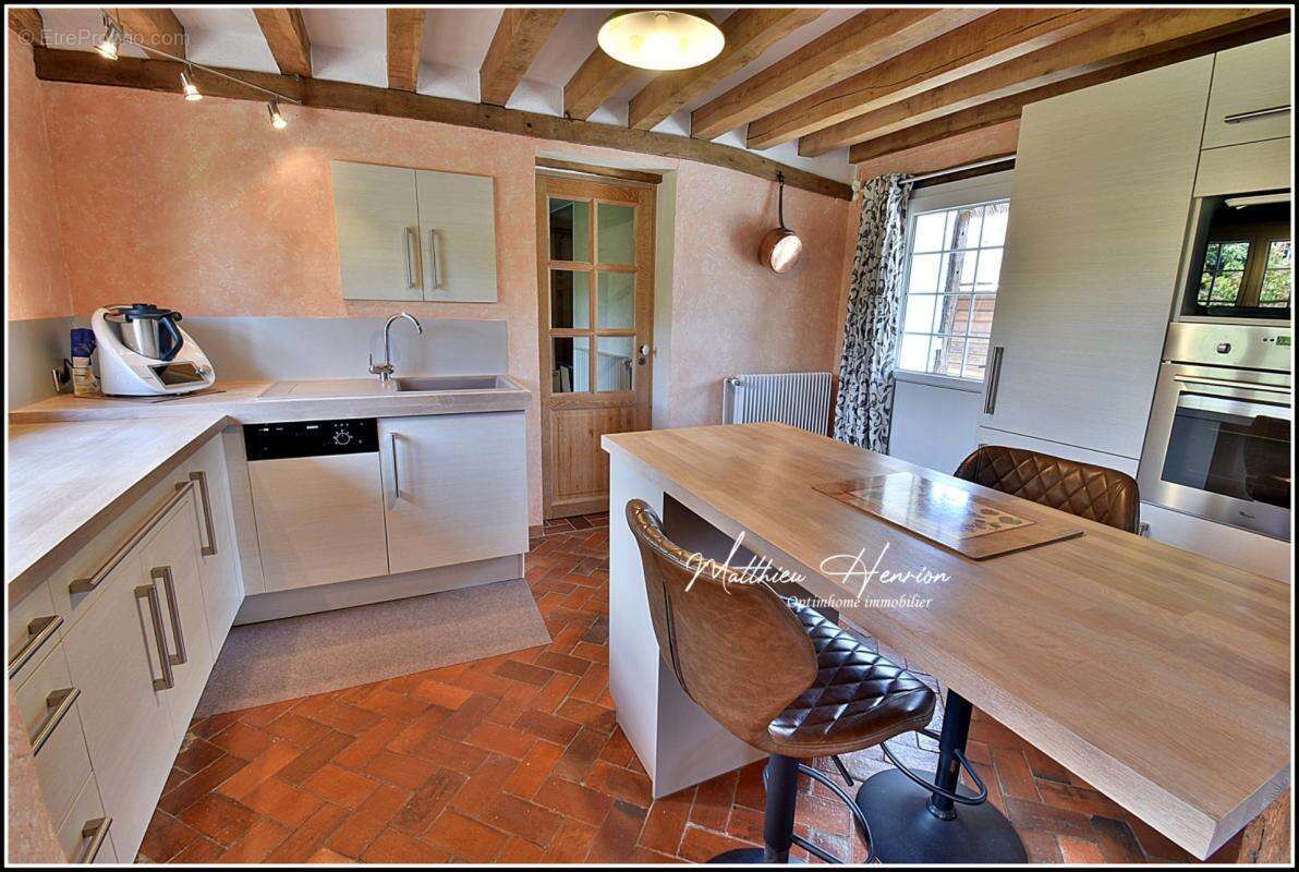 Maison de caractère chargée d'histoire, garage, DPE C ! - photo 7