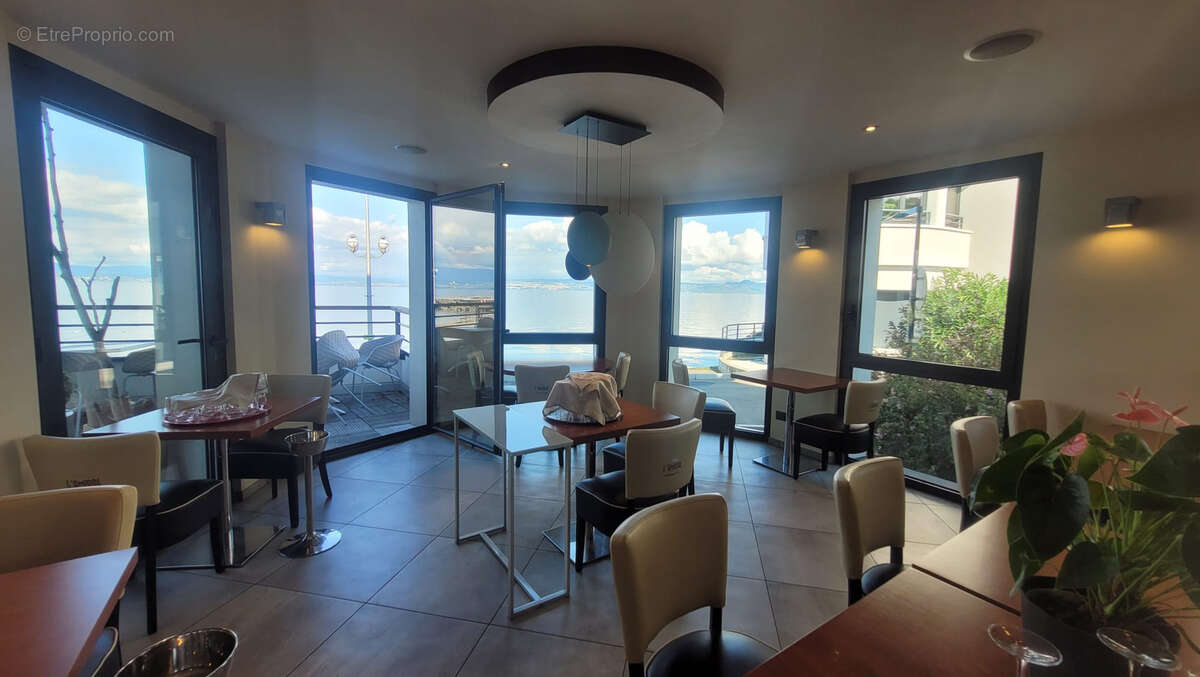 Exclusivité ( Fonds + murs ) Vue lac Leman , pieds dans l’eau Restaurant avec Licence IV - photo 2