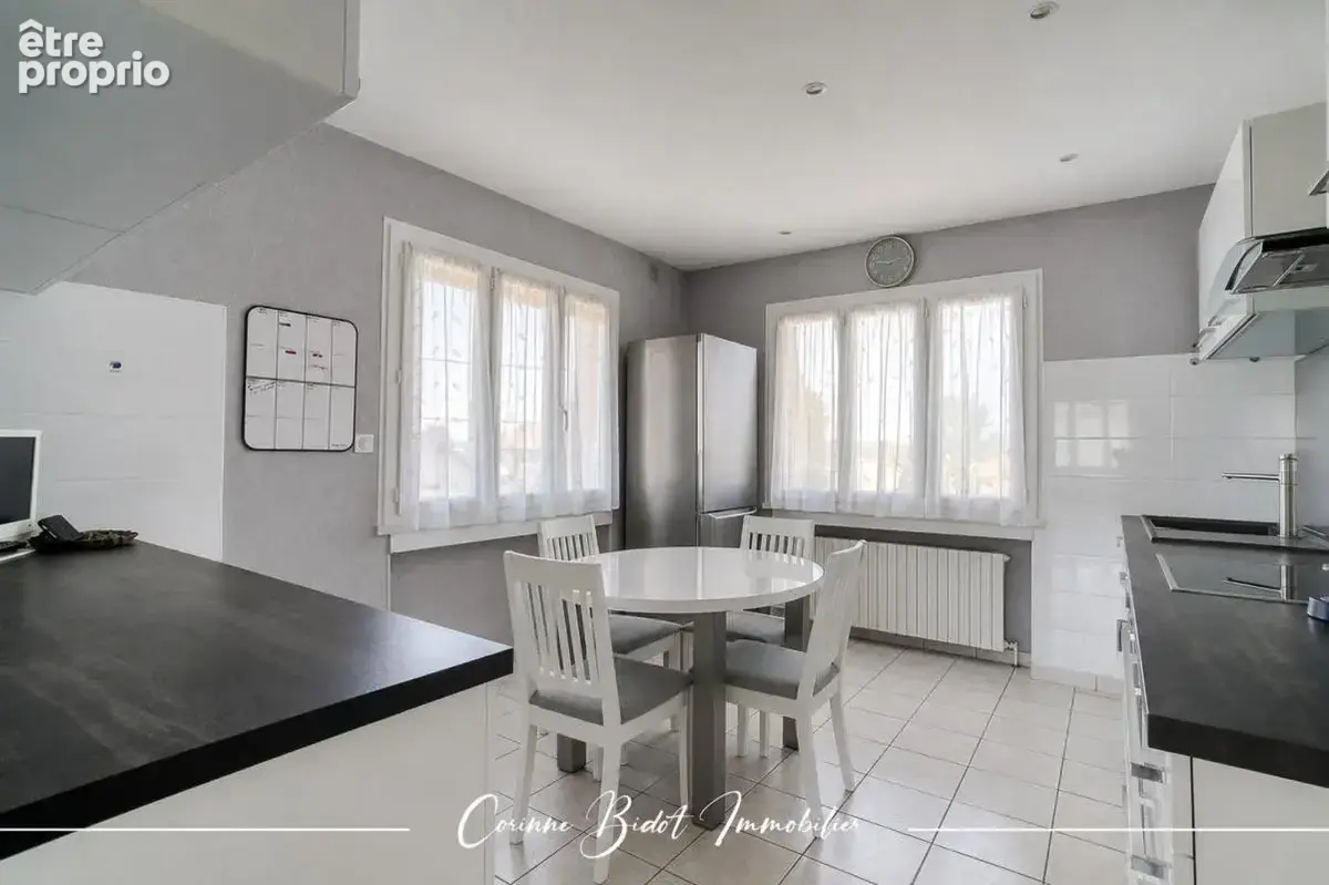 Maison 191 m² à Saint-Pierre-De-Chandieu  - photo 3