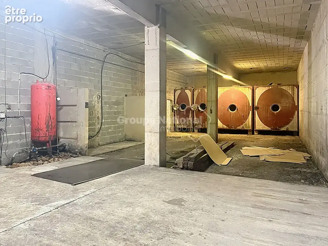 Châteauneuf-du-Pape : Ancienne cave viticole de 350 m² avec fort potentiel - photo 2