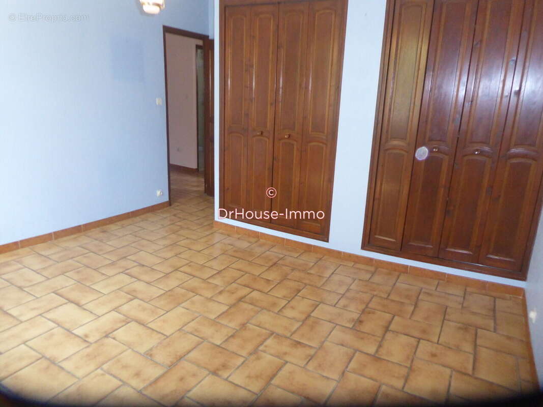 Maison 115 m² à Saint-Mitre-Les-Remparts  - photo 10