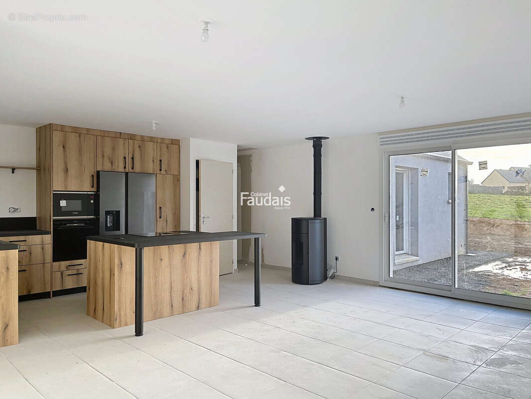 Maison 85 m² à Saint-Sauveur-Lendelin  - photo 2