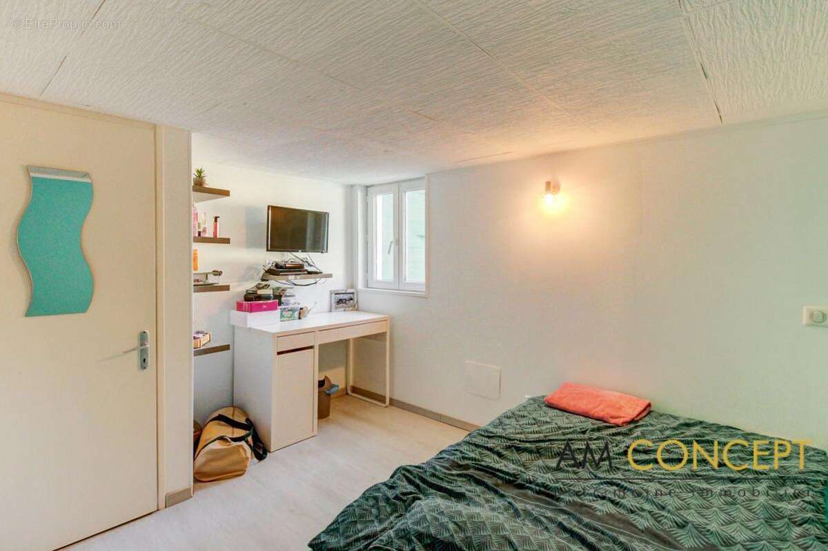 Maison à CHATEAUNEUF-VILLEVIEILLE