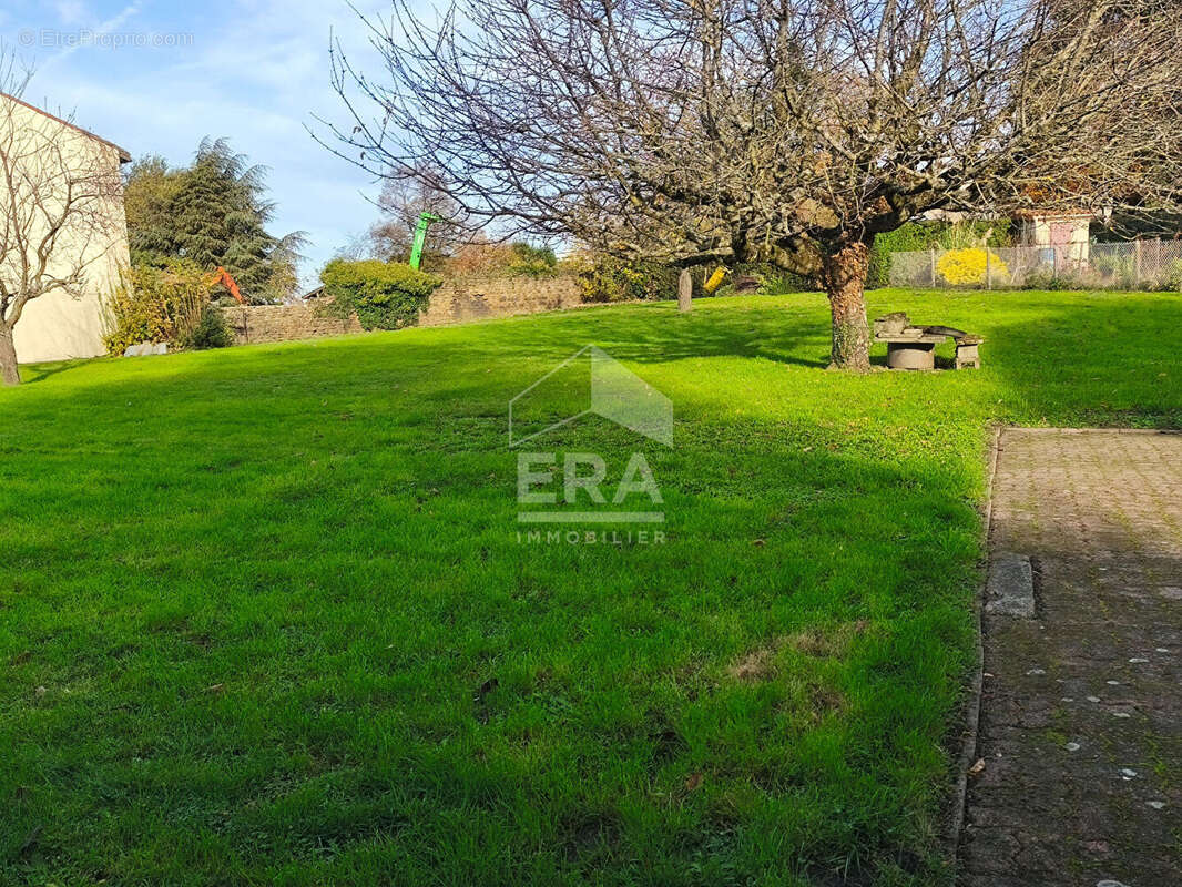 Terrain à SAINT-JEAN-BONNEFONDS