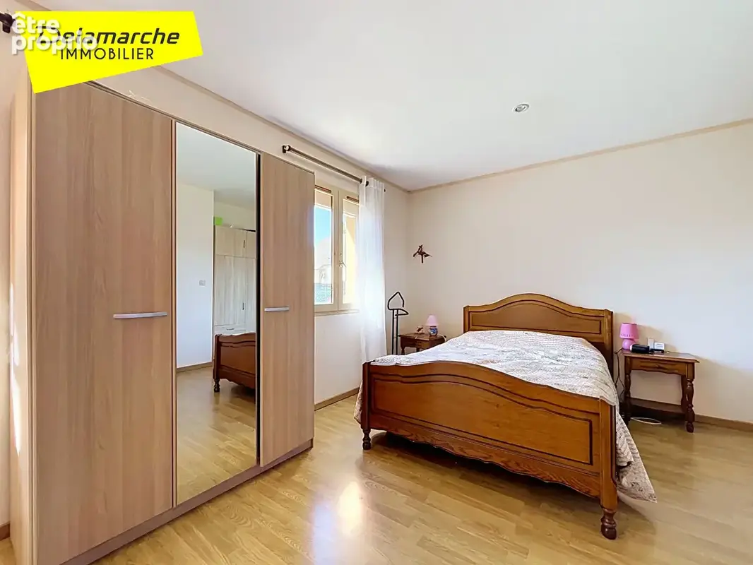 A VENDRE : Maison de plain pied dans le bourg de Gavray - photo 9