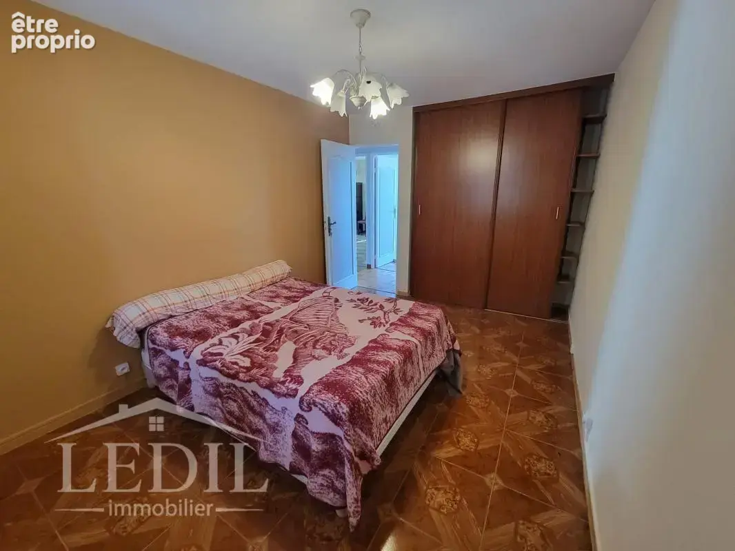 Maison de plain-pied avec 3 500 m² de terrain, dépendances et cadre de vie privilégié - photo 5