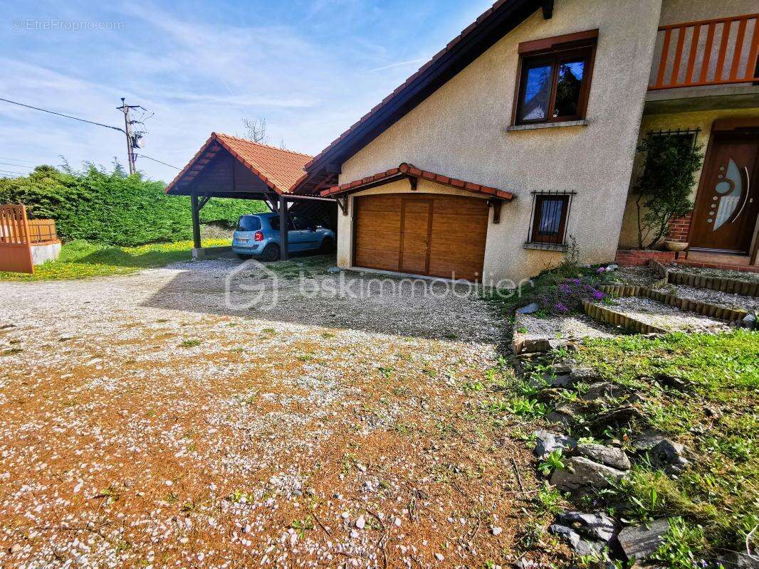 Laffrey 38220 – maison familiale 4 chambres – 1200 m² de terrain plat– garage et dependances - calme et vue degagee - photo 2