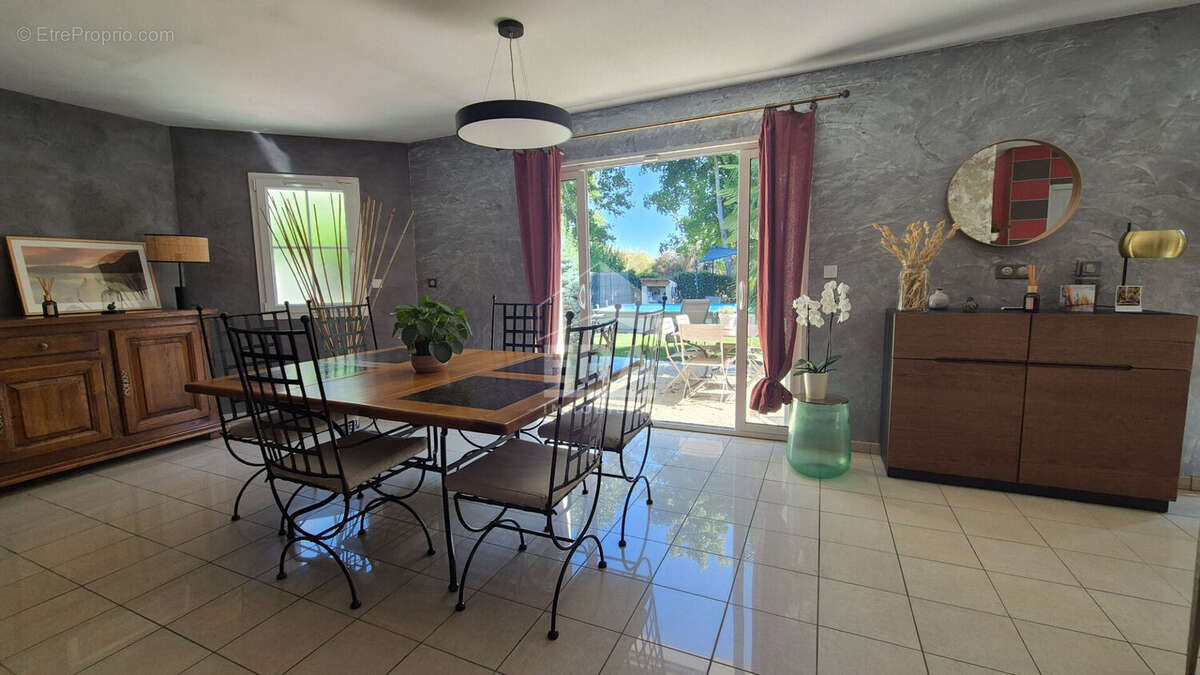 Maison à MANDRES-LES-ROSES