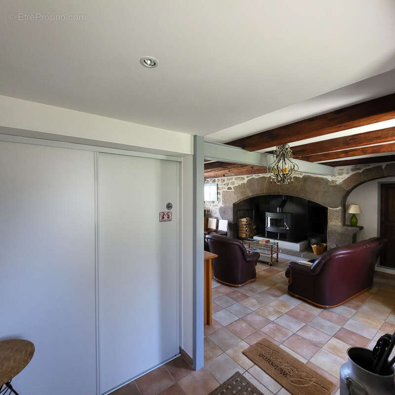 Maison en pierres mitoyenne d'un côté. - photo 3