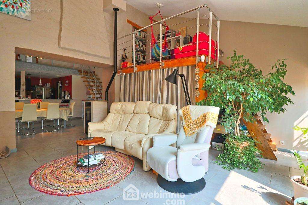 Avec en sus une mezzanine pour un coin lecture, - Maison à MARIGNY-CHEMEREAU