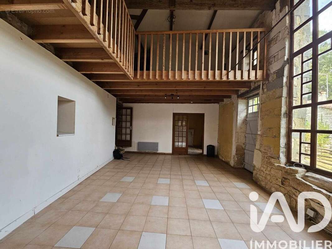 Maison 177 m² à Saint-Gourson  - photo 4