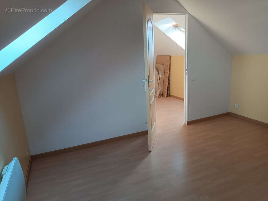Nérondes (18350)   Ensemble immobilier de 227 m2 avec logement indépendant, véranda et deux garages - photo 6