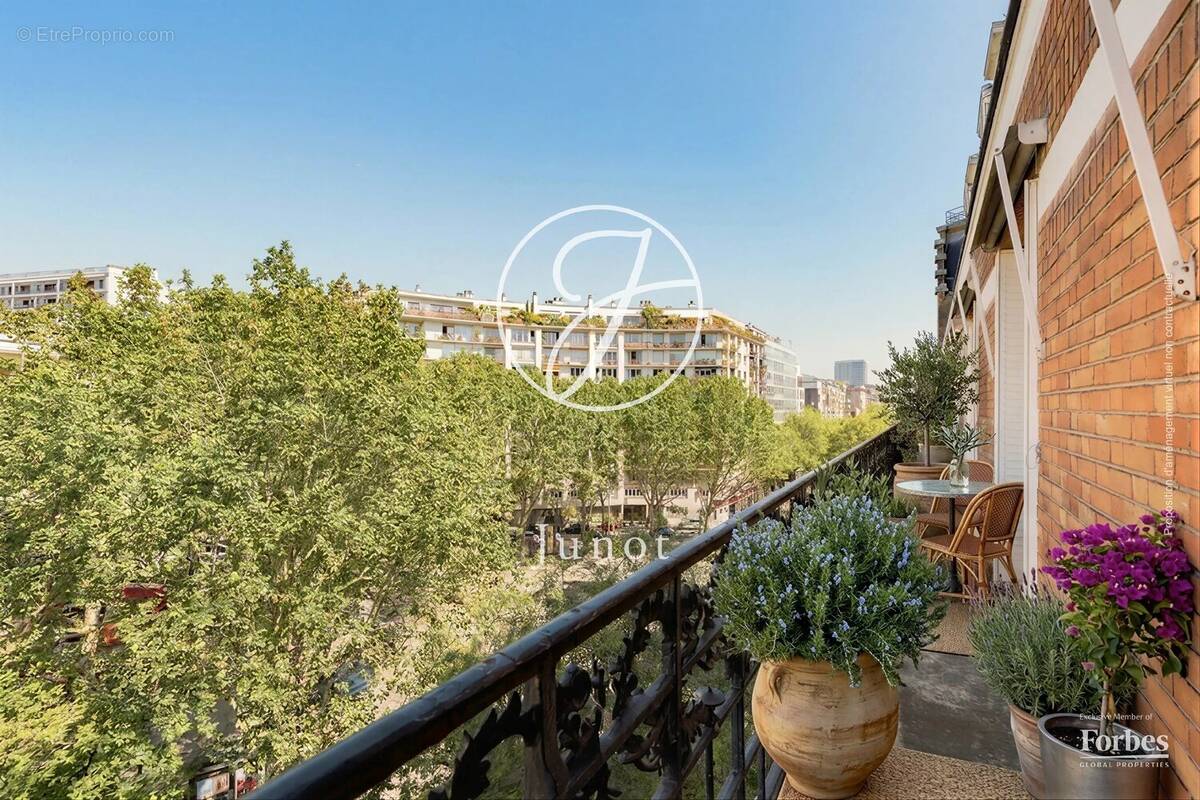 Appartement à PARIS-16E