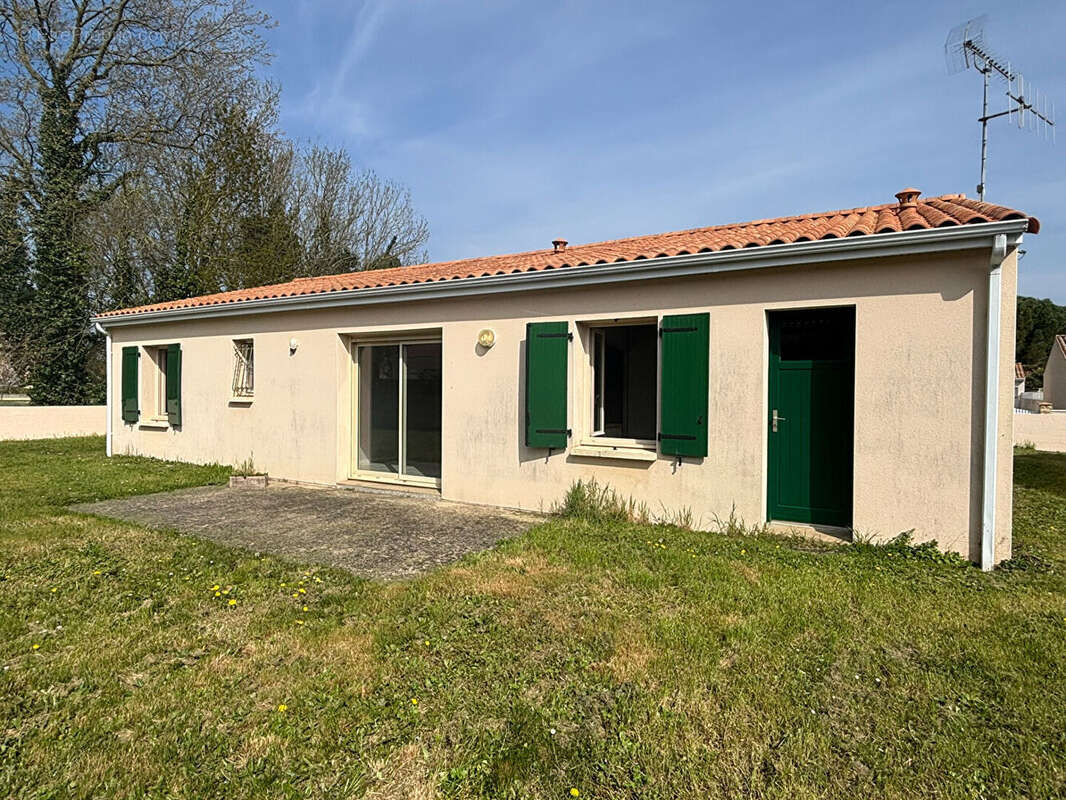 Vouillé bourg : maison 3 chambres avec garage et jardin clos. - photo 2