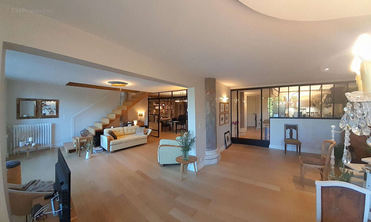 Aix Les Bains, T4 de 178 m² dans un ancien palace - photo 2
