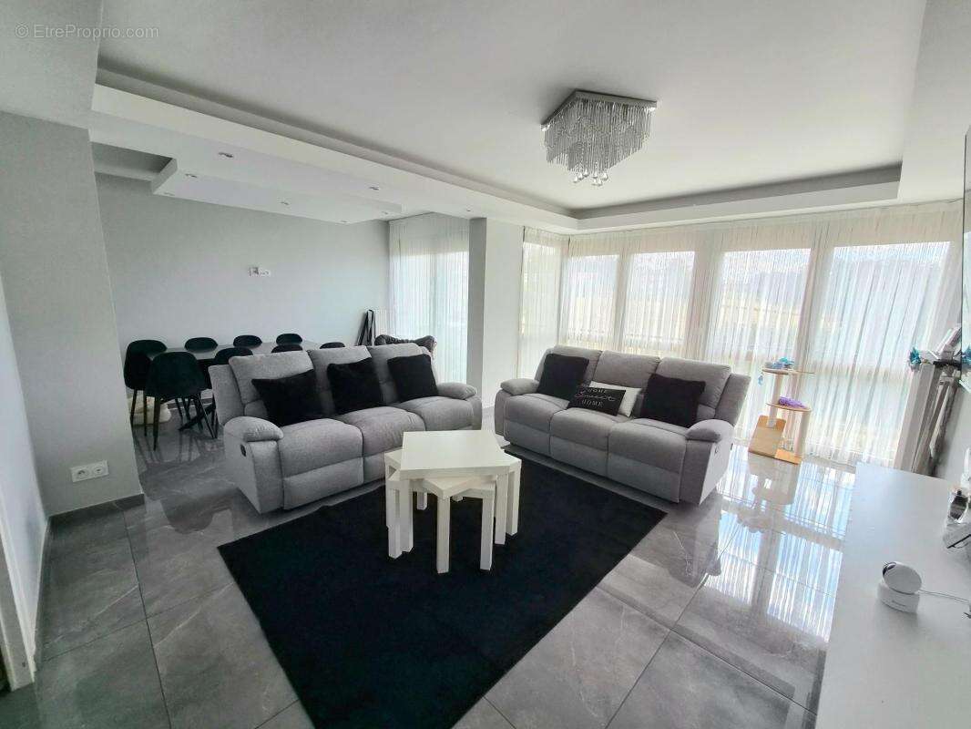 Grand appartement rénové avec balcons et suite parentale - photo 3