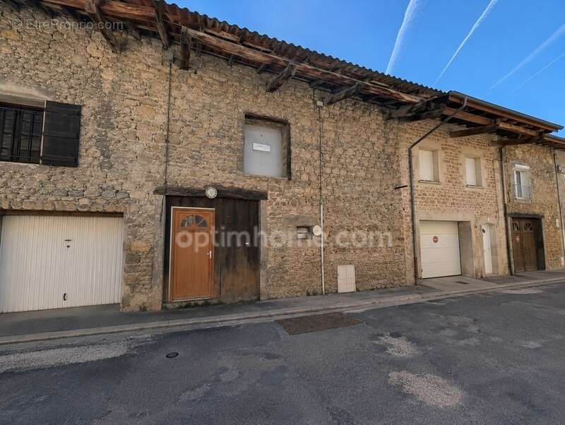 A vendre - Maison de village en pierre à rénover - potentiel 140m² + garage + terrasse 16.7m² - Bettant à proximité d'Amberieu e - photo 3