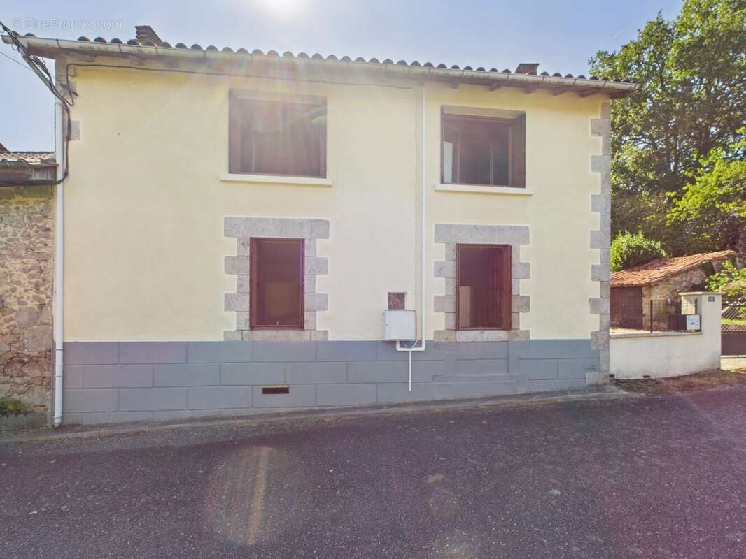 Maison à PIEGUT-PLUVIERS