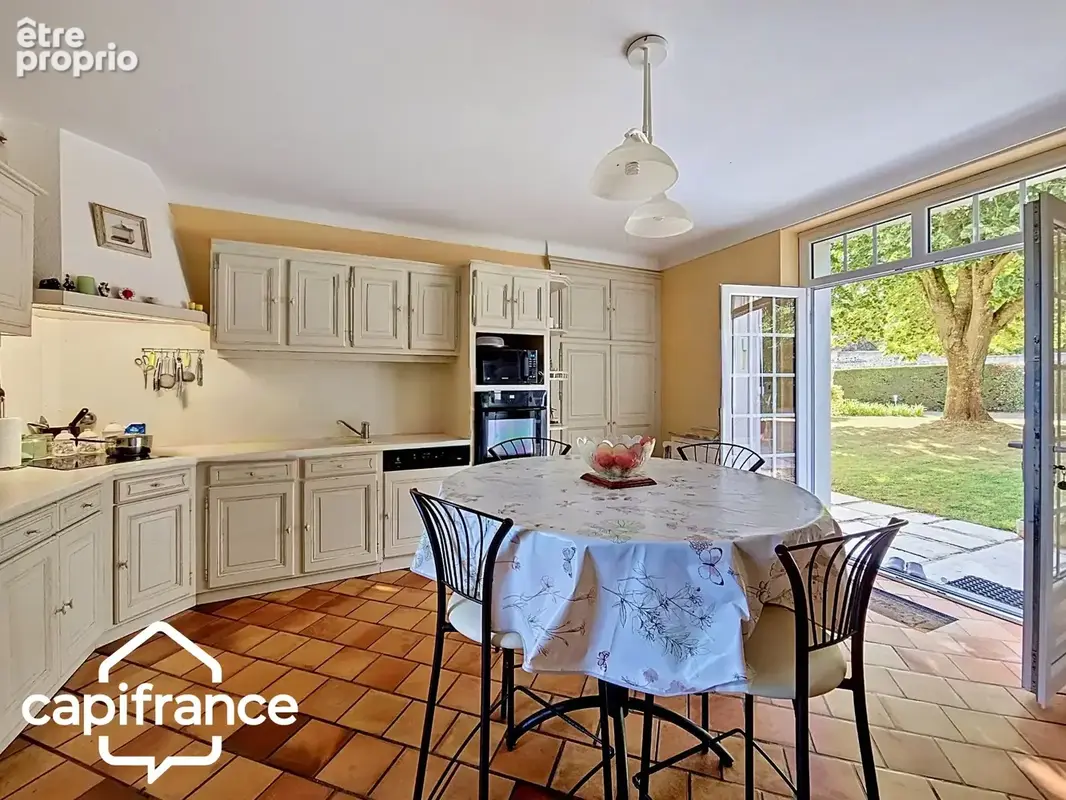 Saint-Martin-de-Sanzay (79) – Maison en pierre rénovée 203 m² – vie de plain-pied – studio indépendant – dépendances – terrain 4 - photo 8