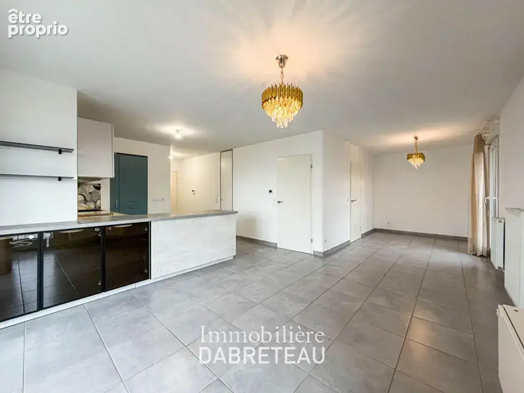 Vaulx en Velin - T4 de 75m2 en dernier étage avec grand balcon - photo 3