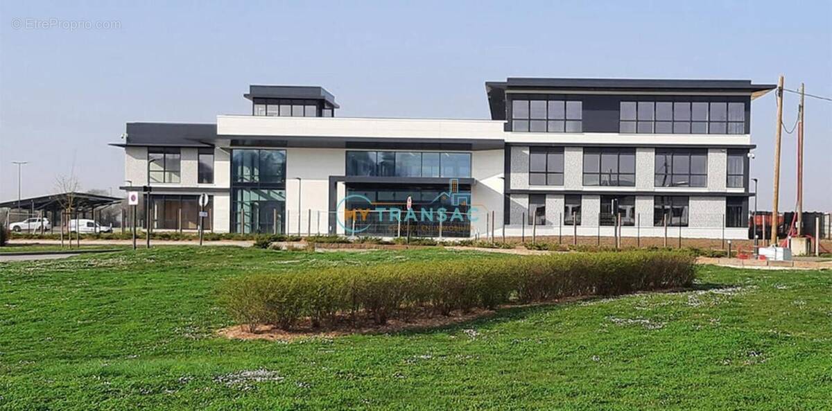 Commerce à VARENNES-JARCY