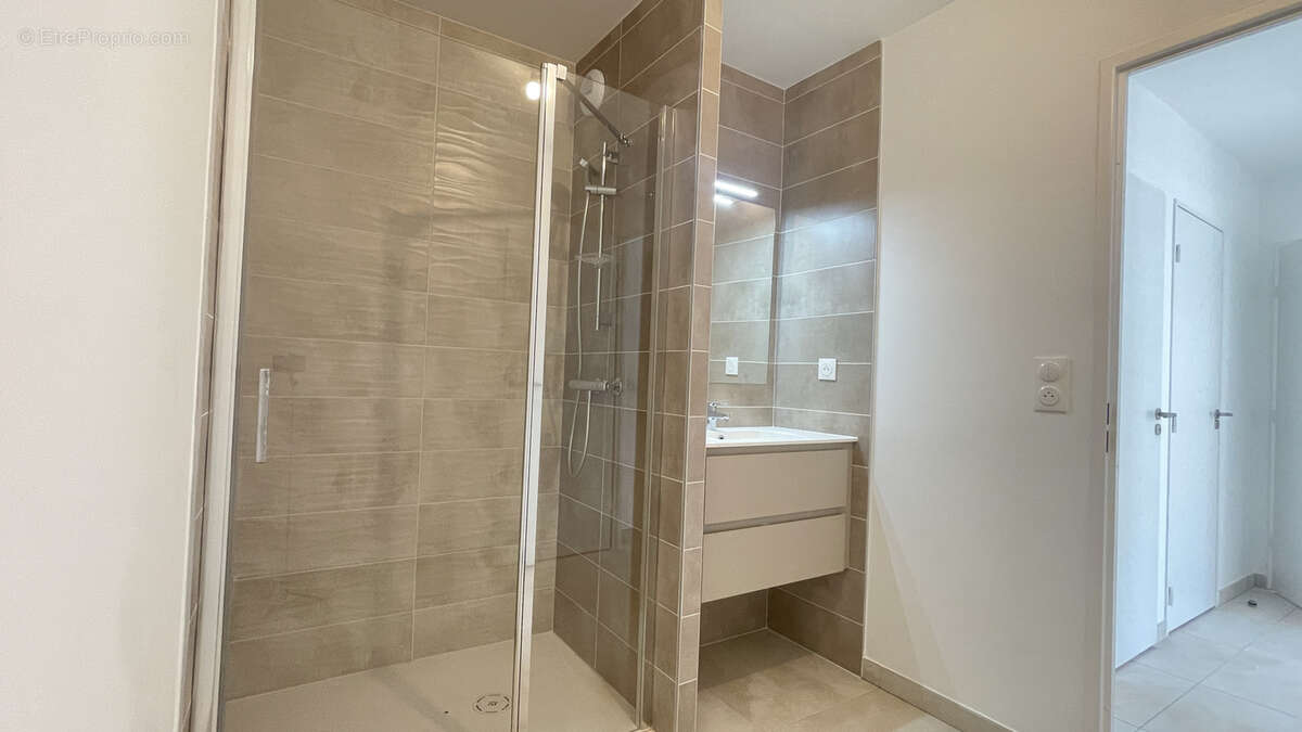 Appartement à VIC-LA-GARDIOLE