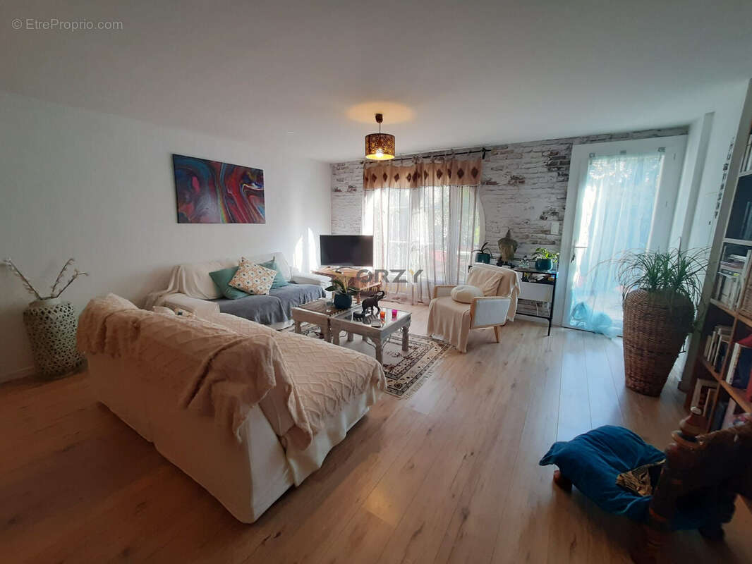 Maison à ENTRAIGUES-SUR-LA-SORGUE