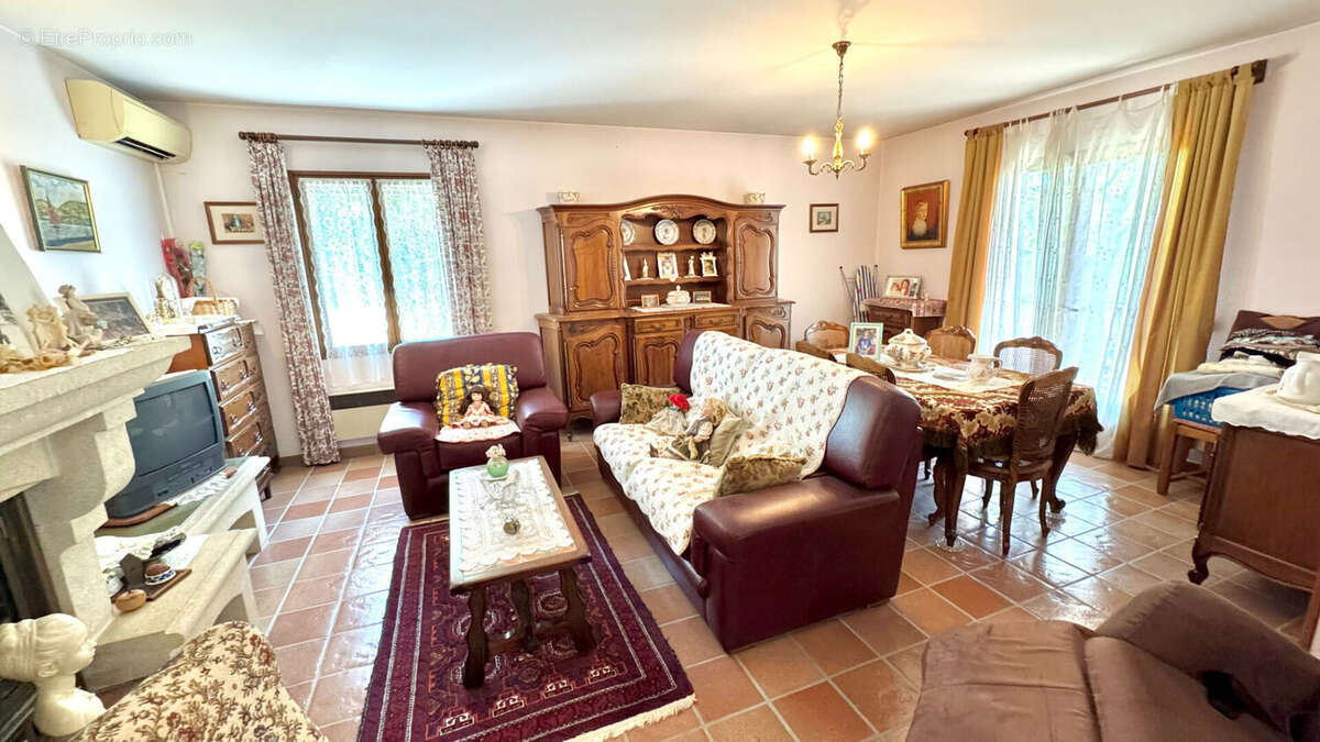 Maison à ENTRAIGUES-SUR-LA-SORGUE