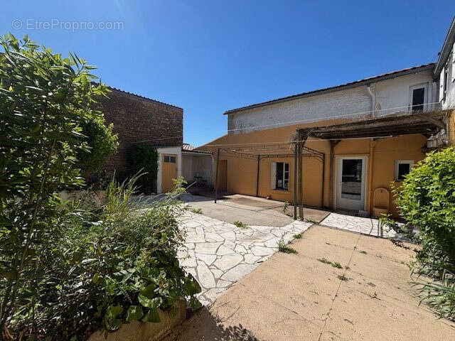 Maison à LE GUE-DE-VELLUIRE