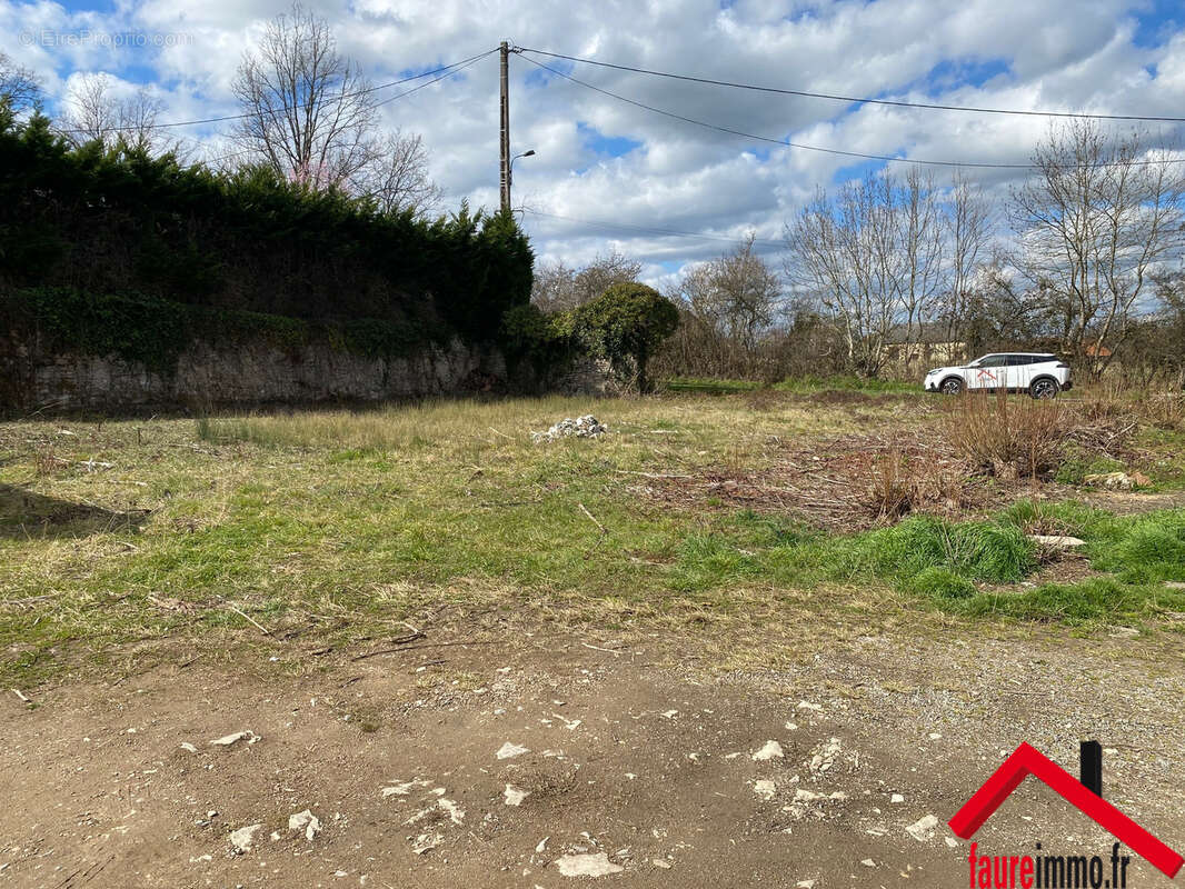 Terrain à LA FEUILLADE