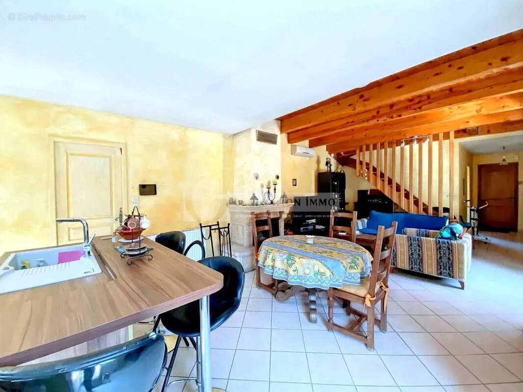 Maison à FONTVIEILLE