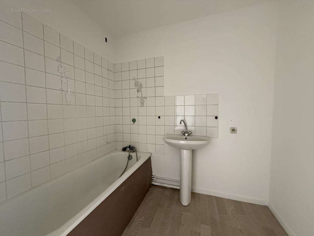 Appartement à LE CHAMBON-FEUGEROLLES