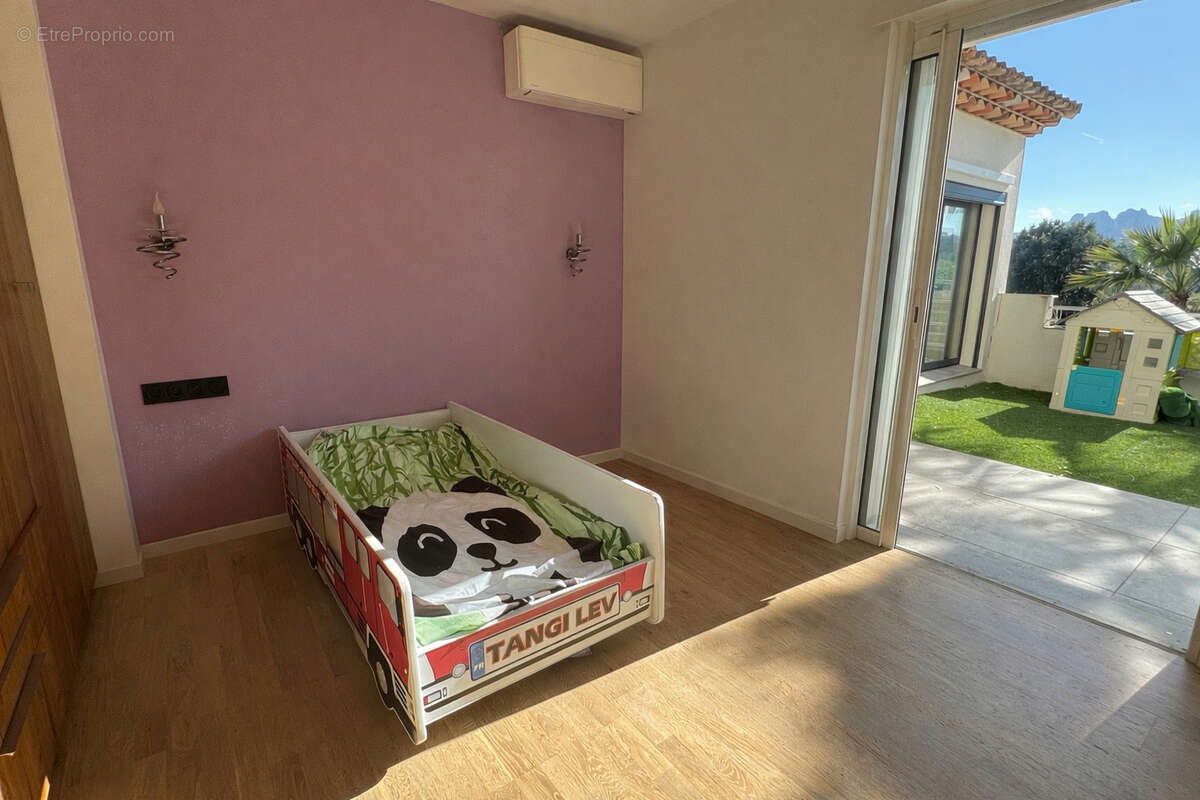 A vendre villa 5 pieces de 400m2 avec deux dependances vue sur le rocher de roquebrune - photo 13