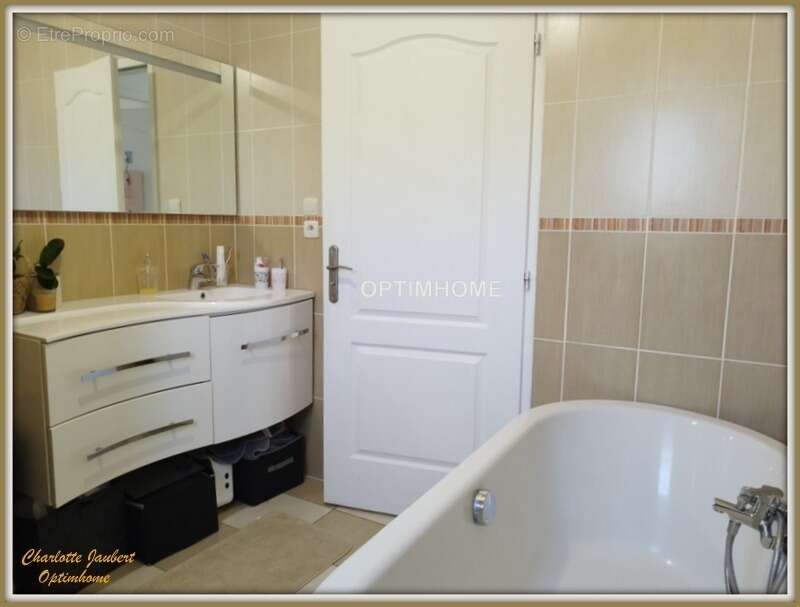 Maison à VILLEBOIS-LAVALETTE