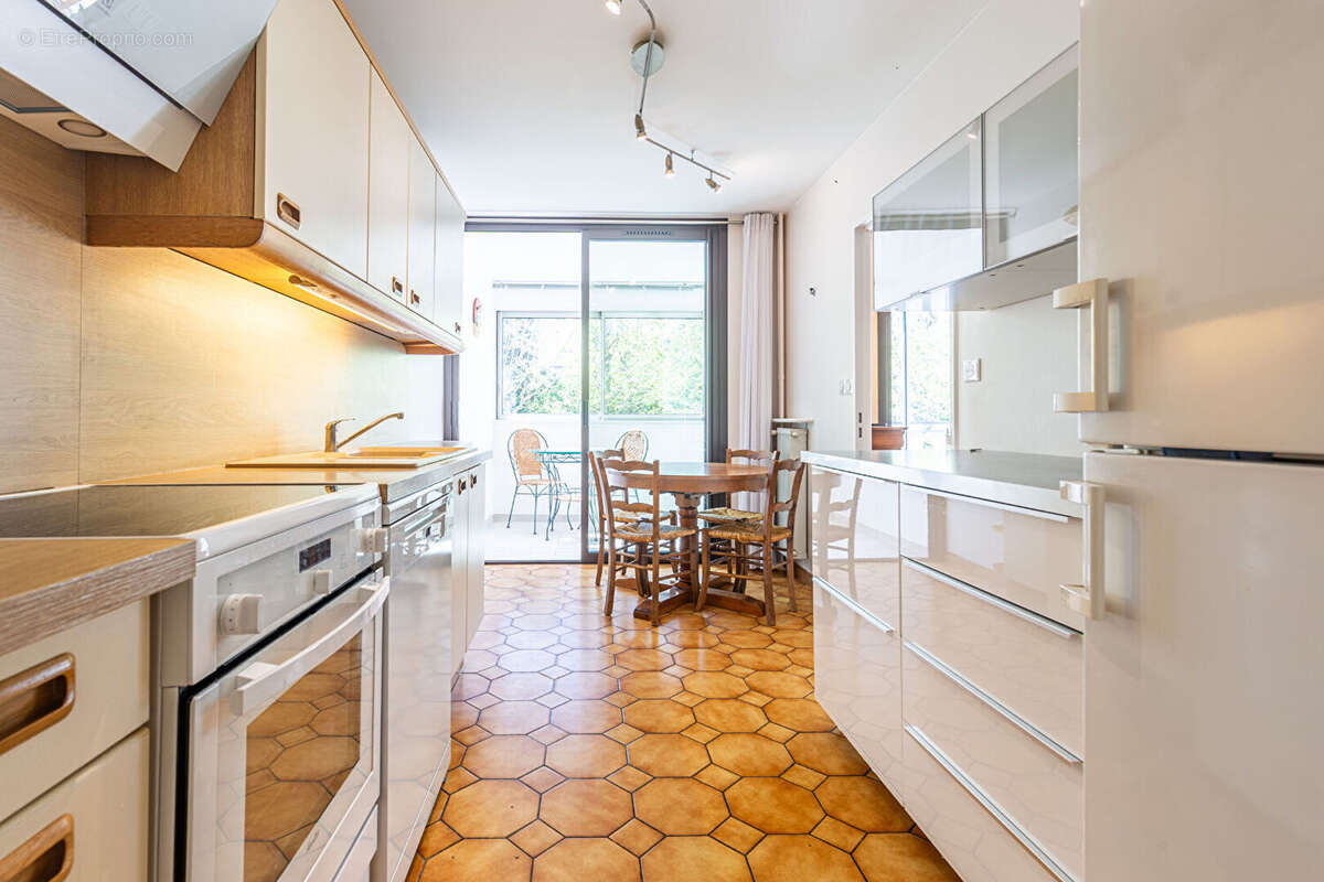 Agence immobiliere laforet - "chêne" - annecy - appartement traversant t5 - veranda - cave - garage double en sus (hsp : 3m10) - - photo 3