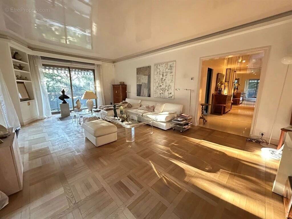 Appartement à NEUILLY-SUR-SEINE