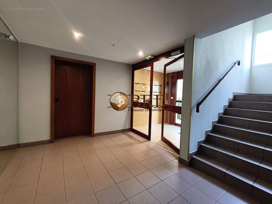 hall immeuble sécurisé - Appartement à VOIRON