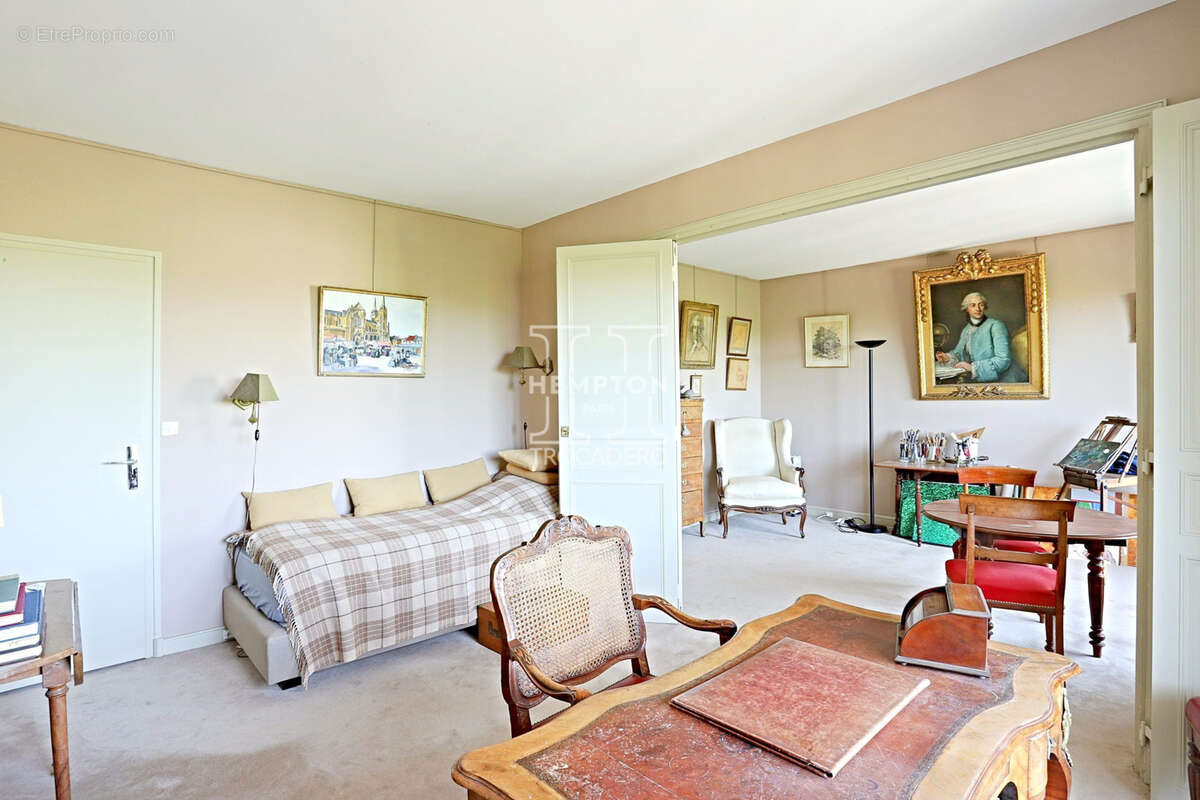 Appartement à PARIS-16E