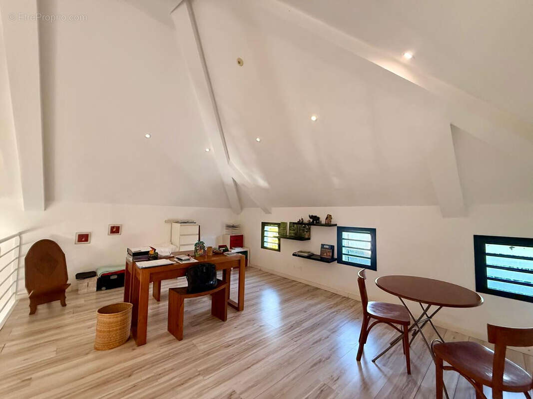 Maison contemporaine de plain-pied dans un lotissement privé et sécurisé à La Saline les Bains - photo 5