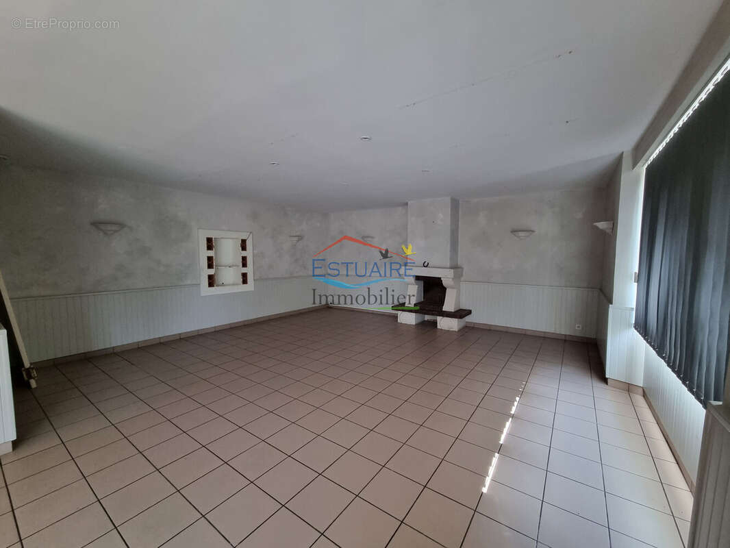 Appartement 315 m² à Saint-Etienne-De-Montluc  - photo 2