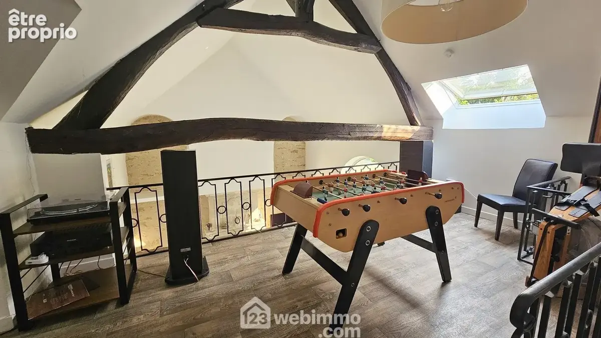 Une belle mezzanine de 21 m² surplombant le séjour.