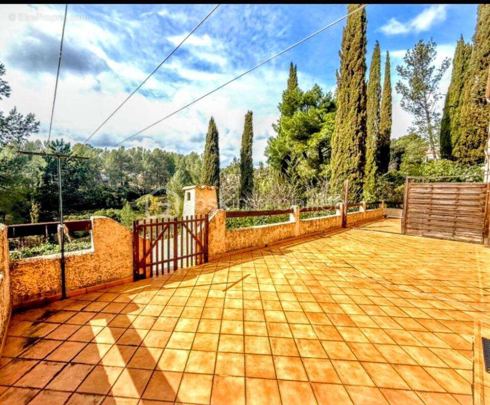 Maison à SAINT-CLEMENT-DE-RIVIERE