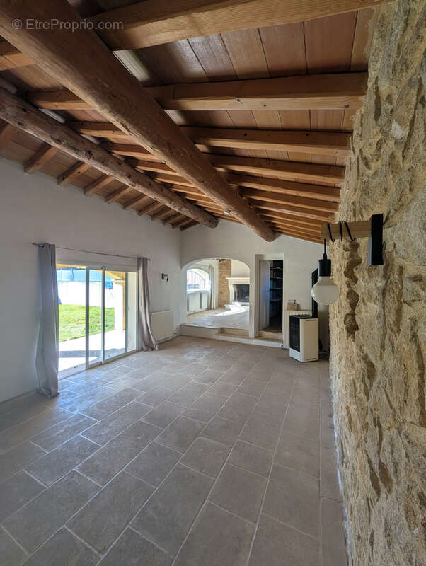 Maison à ENTRAIGUES-SUR-LA-SORGUE