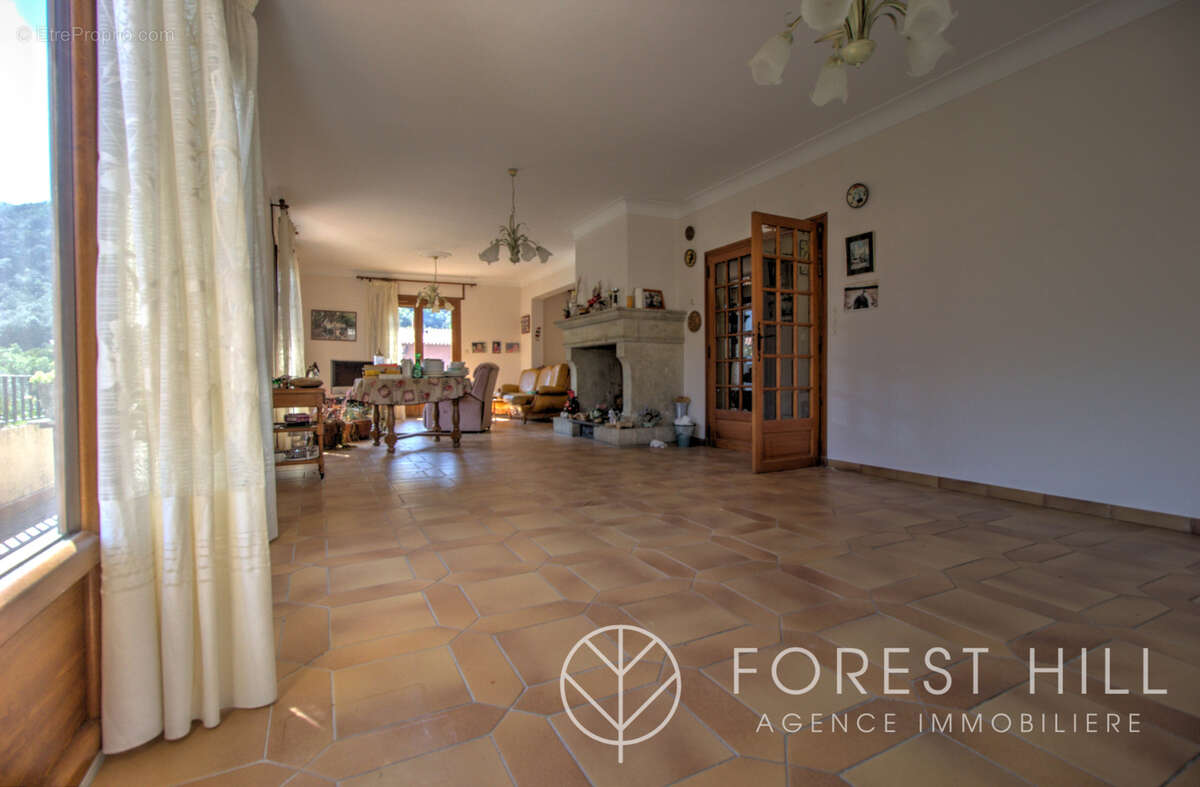 Maison 4 faces   fort potentiel, grand garage et terrain - photo 7